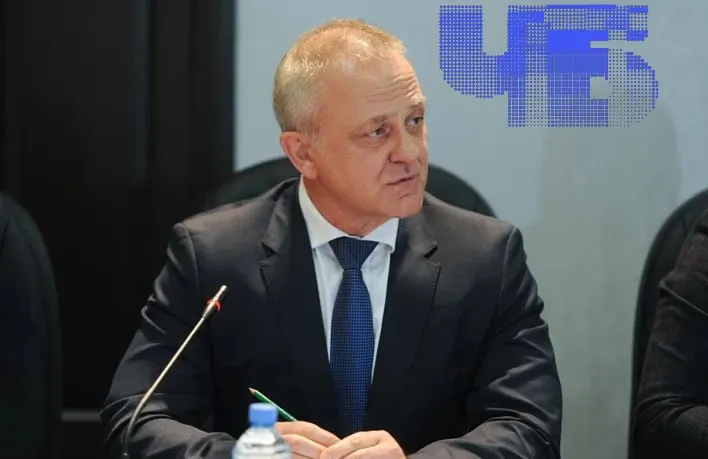 После апелляции прокуратуры суд отменил домашний арест для бывшего руководителя регионального Роспотребнадзора и его сына; расследование касается мошенничества и госзакупок на сумму 400 млн рублей.
