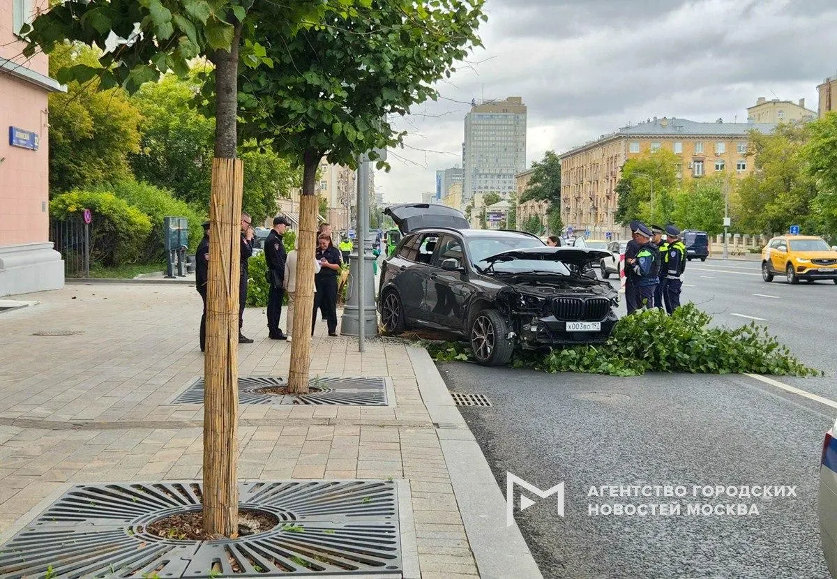 На Ленинском проспекте и Ленинградском шоссе в районе Речного вокзала произошли две аварии; движение затруднено.