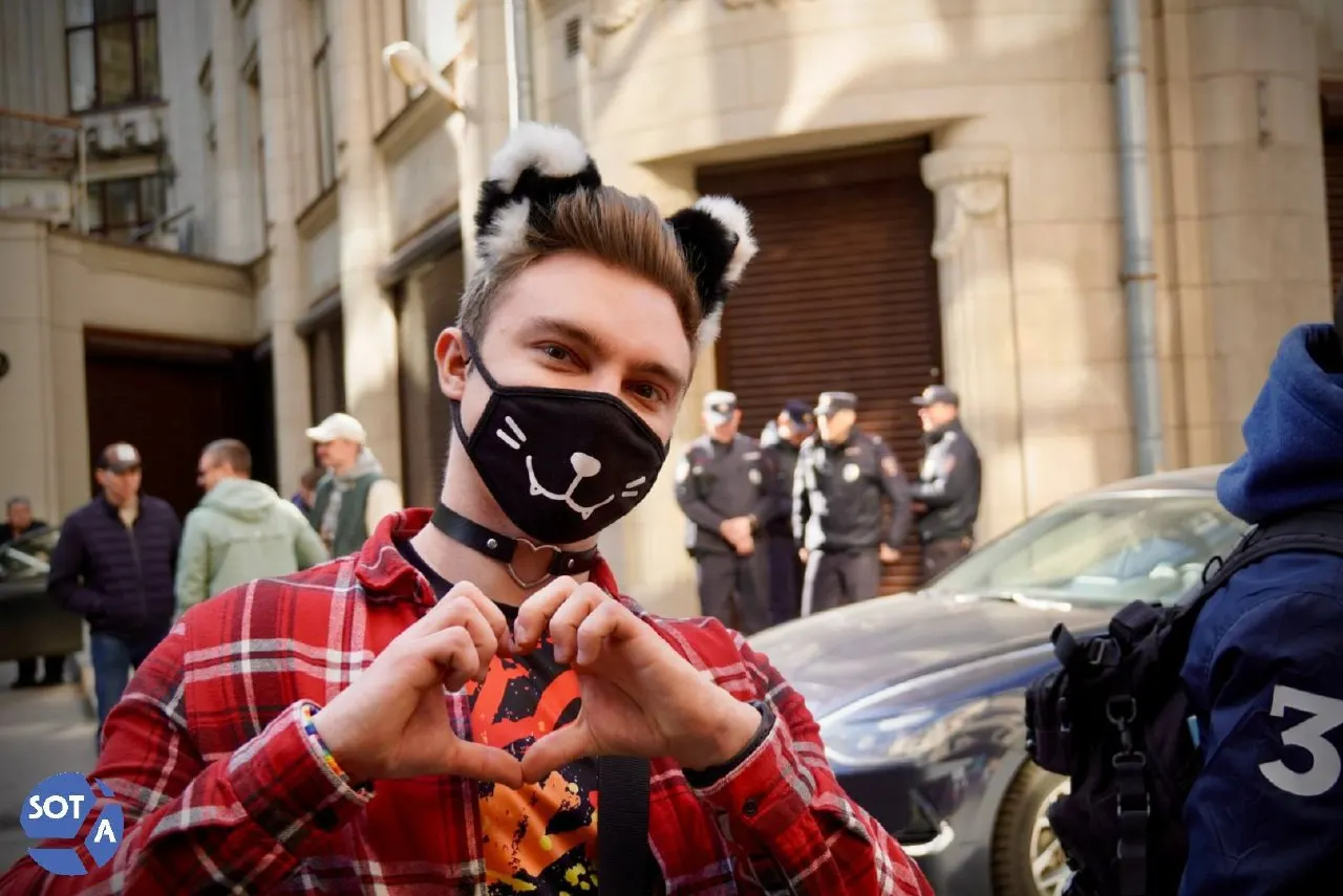 Кандидата в муниципальные депутаты Москвы отпустили после оформления нового административного протокола по делу о якобы ЛГБТ‑пропаганде; специалисты называют это давлением на независимых кандидатов во время кампании.