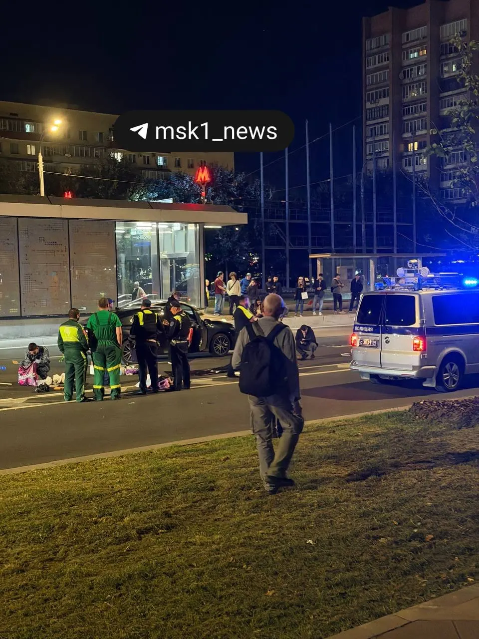 Пешеход погиб после столкновения с автомобилем на Большой Черкизовской улице в Москве рядом с Преображенской площадью; участок без пешеходного перехода, образовалась пробка.