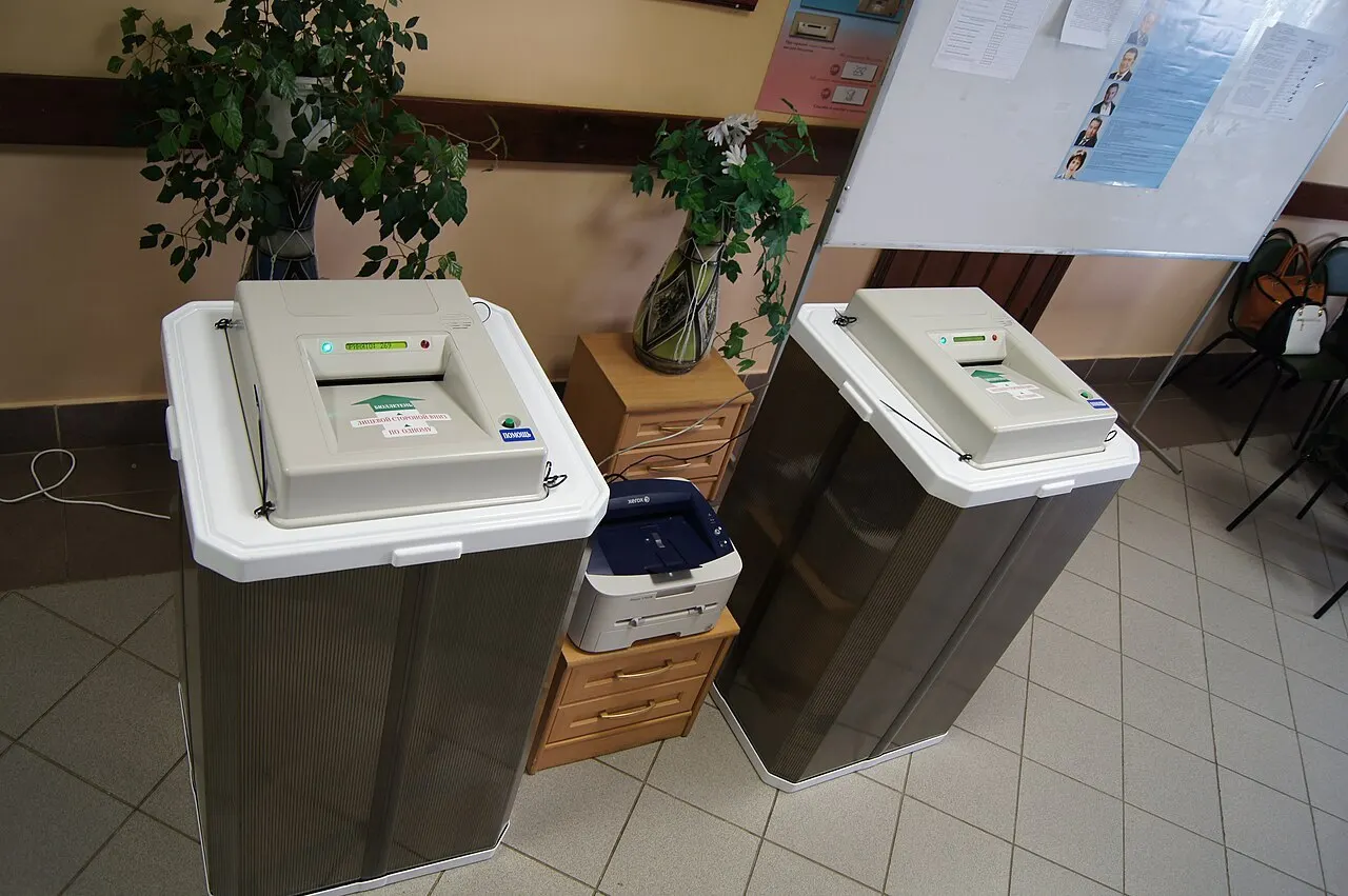 В Екатеринбурге на выборах этого года не будут применяться комплексы обработки бюллетеней КОИБ из‑за санкций; старые устройства достигли предела службы.