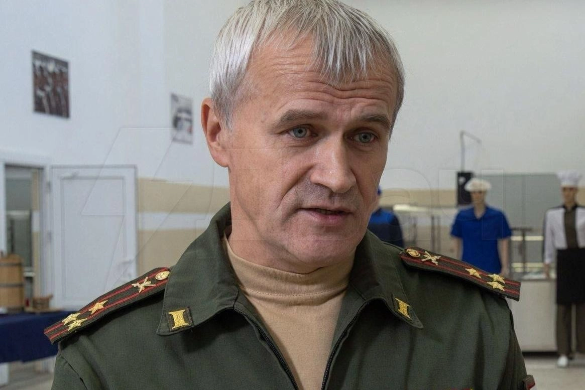 Бывший начальник продовольственного управления Минобороны и двое директоров арестованы по делу о поставках некачественных консервов. Ущерб оценивается примерно в миллиард рублей.