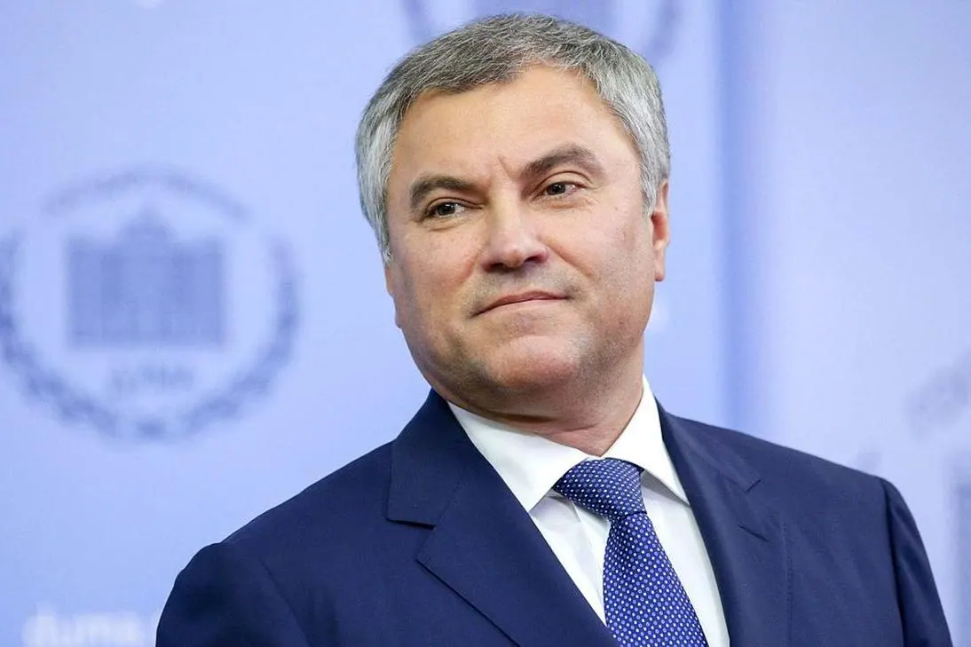 Парламент принял закон, расширив число статей КоАП, по которым возможно выдворение иностранцев, и уточнил основания для депортации; Москва и другие регионы фиксируют рост выдворений.
