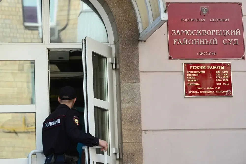 Замоскворецкий суд отправил в СИЗО гендиректора ООО «ГЭХ Закупки» и заместителя руководителя «Газпром энергохолдинга». Их обвиняют в получении многомиллионных взяток при заключении контрактов и покровительстве поставщикам.