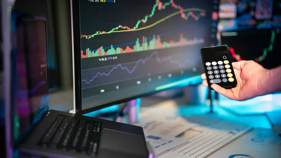 В России обсуждают риск блокировок активов в стейблкоине USDT; банковский сектор исследует последствия и развитие национальных платежных инструментов.