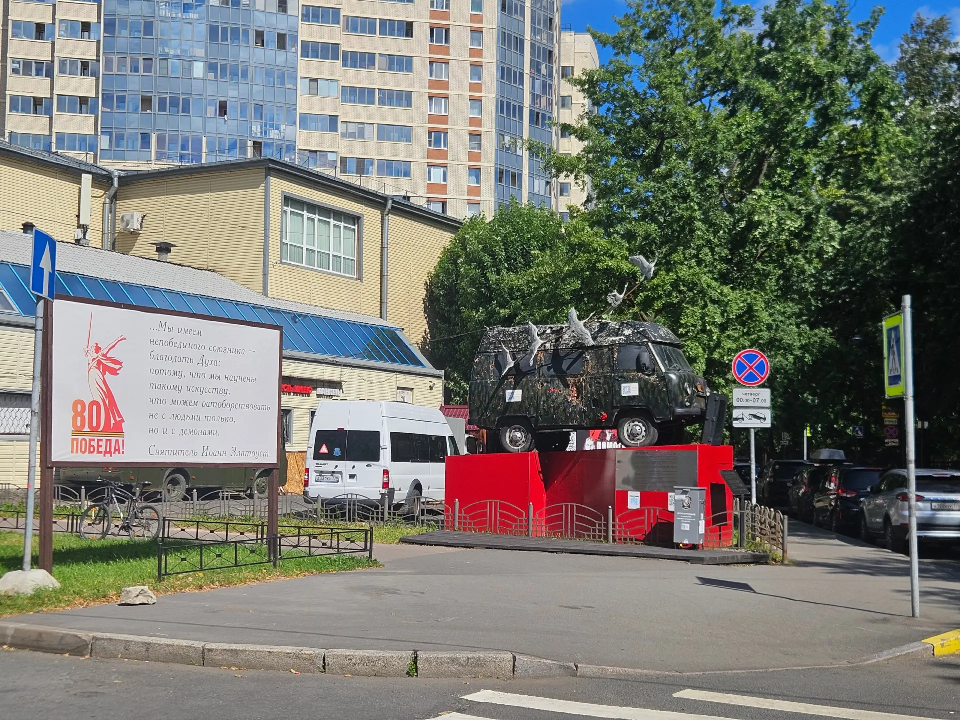 У клуба офицеров на улице Матросова исчезли стенды с портретами погибших российских военных. На месте осталась «Буханка» и начались разговоры об обстоятельствах.