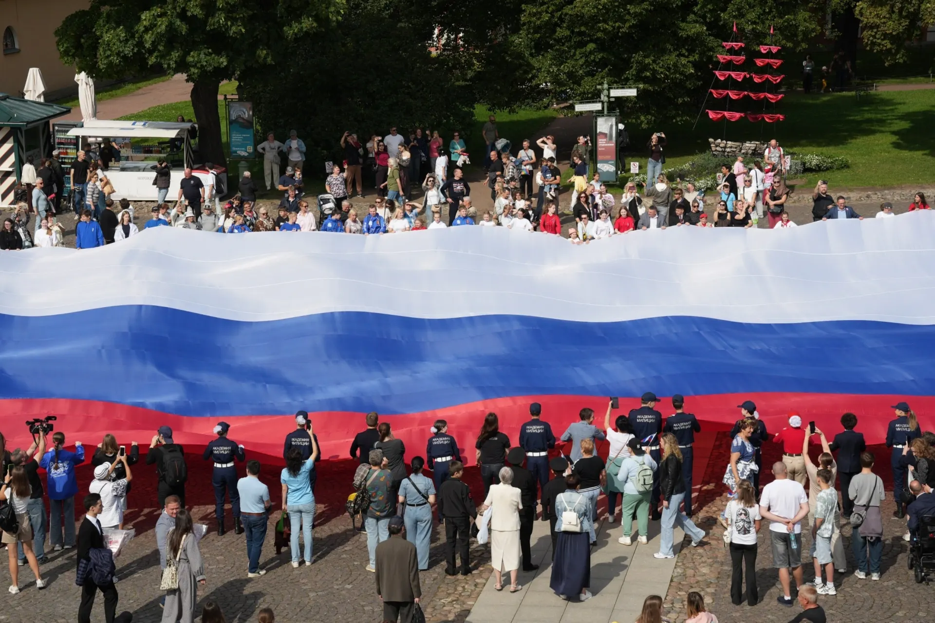 В программе события пройдут мастер-классы по свечам и оригами, посетители смогут написать поздравления участникам войны в Украине, а художник по аквагриму создаст рисунки с элементами государственного флага. Также запланирована церемония вручения паспортов активистам.