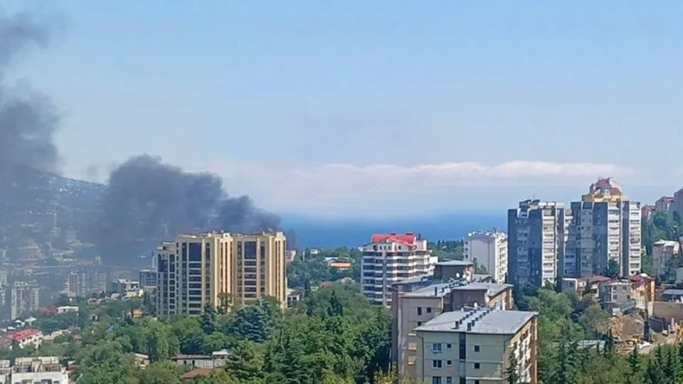 Украина нанесла удар по побережью Ялты беспилотниками; произошёл пожар в здании на набережной, жители эвакуированы, власти призвали соблюдать безопасность и держаться в безопасных местах.