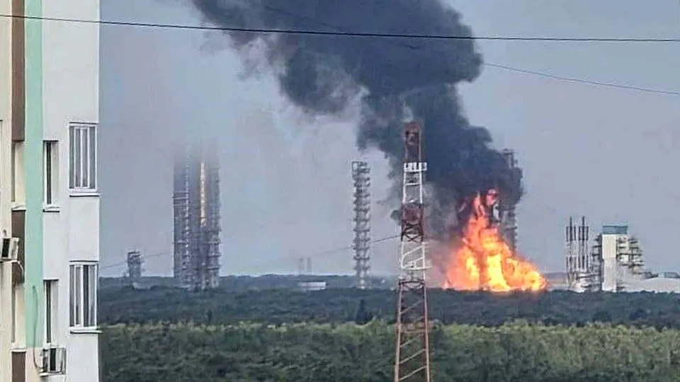 Крупный нефтехимический комплекс региона временно прекратил работу после удара беспилотников; предприятие выпускает значительный объём полимеров и СУГ, ситуация требует разбирательств.