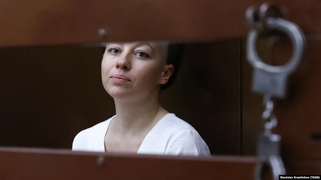 Театральная режиссёр Евгения Беркович продолжает отбывать срок, уже третий раз помещённая в штрафной изолятор. В тюрьме ей не выдают лекарства. Раскрываются детали дела и общественный резонанс.