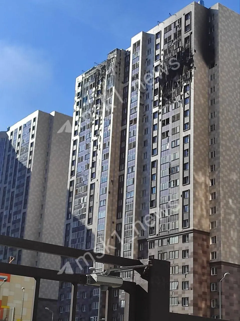 После повторного удара беспилотников дом во многом разрушен: выбиты окна и повреждены этажи; жильцы надеются на восстановление к 25 декабря и ждут мер по безопасности.