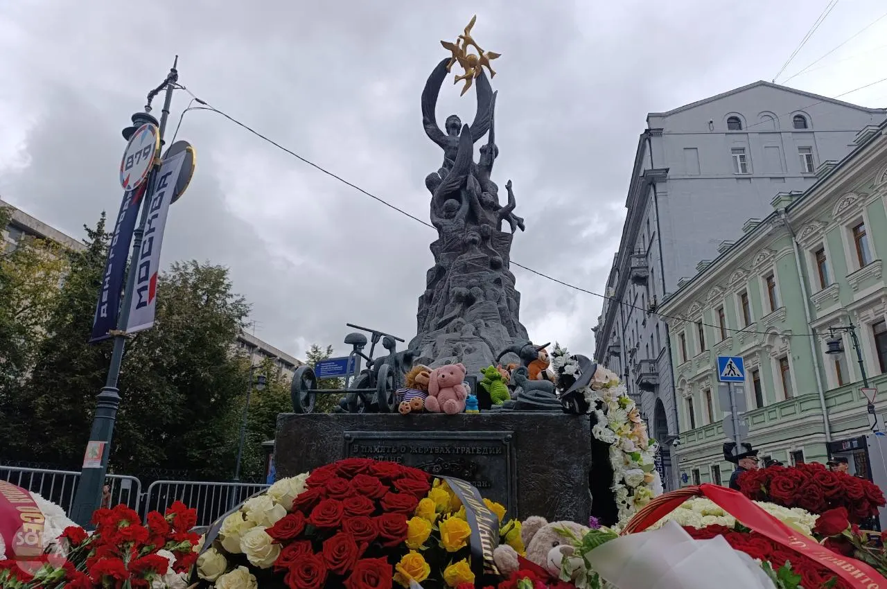 В Москве почтили память погибших при захвате школы в Беслане; мероприятие прошло у памятника на Солянке под усиленным контролем полиции.