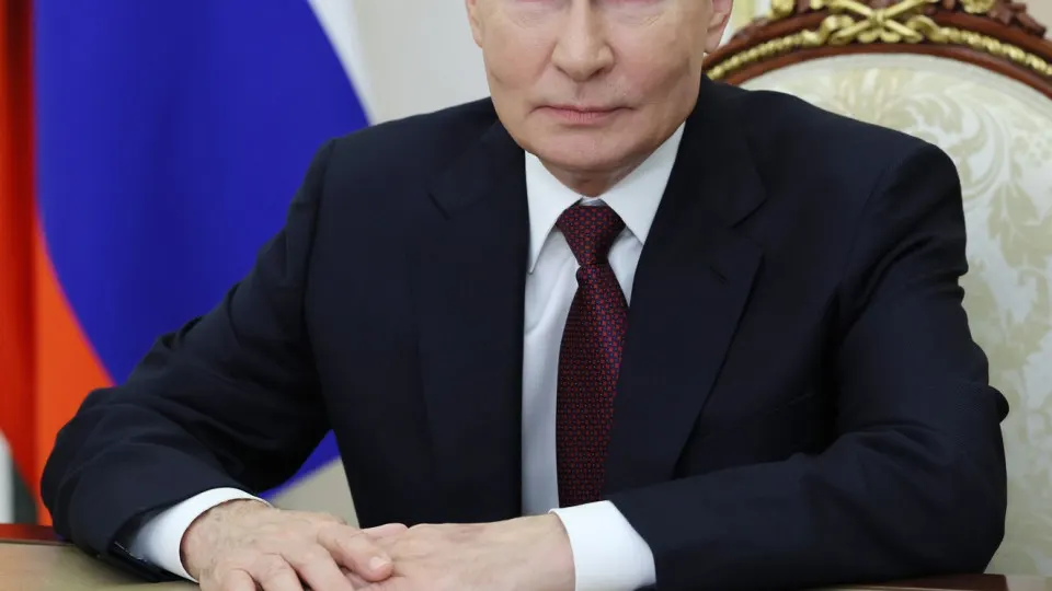 Во время обращения к молодёжи президент Владимир Путин показал темное пятно на левой ладони, что стало предметом обсуждений и версий его происхождения.