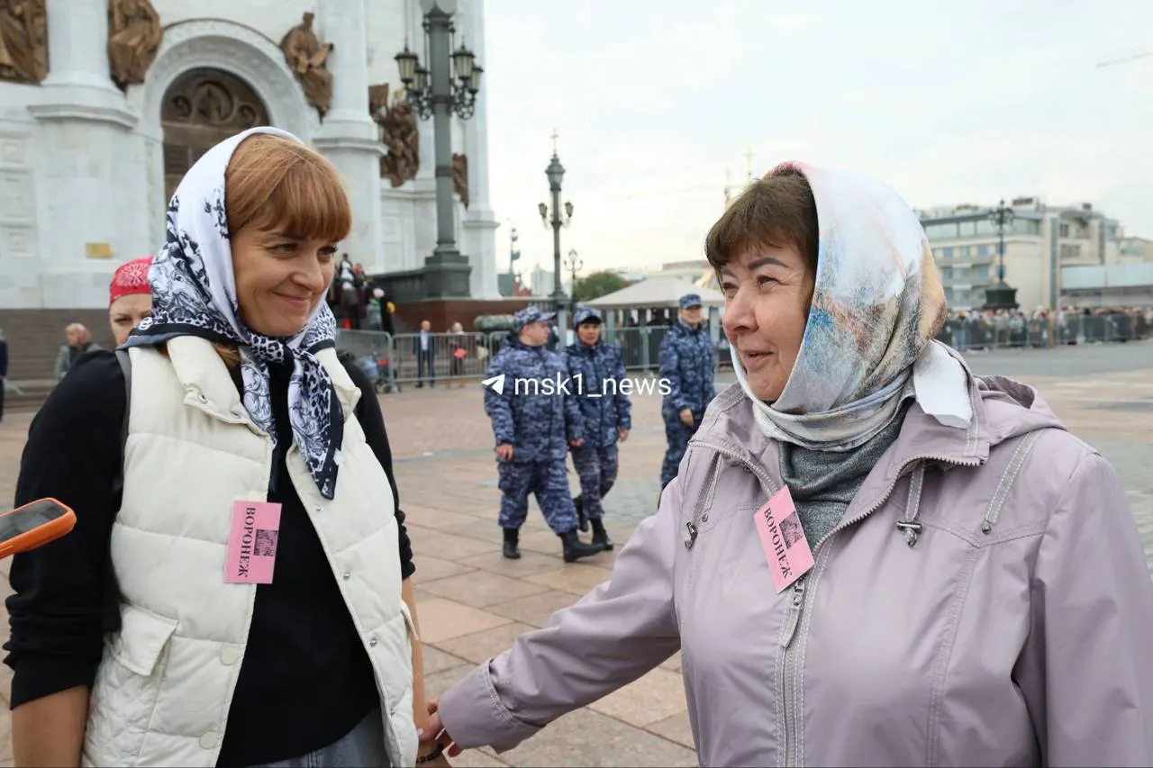 Паломники из Воронежа добрались до Москвы за около десяти часов на автобусе и после посещения храма рассказали, что чувствуют себя хорошо; «Благодать» — их короткий ответ.