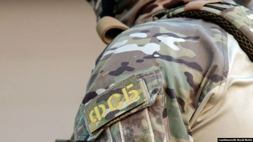 Число обвинительных приговоров по делам госизмены и шпионажа за полугодие достигло рекордного уровня; исследование правозащитных и аналитических организаций отмечает усиление практики и участие военных судов во второй четверти.