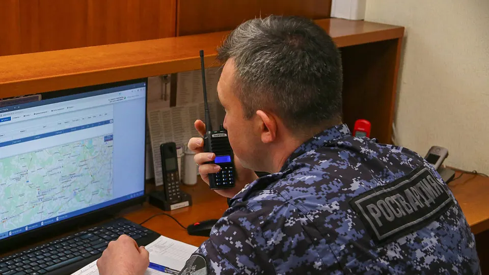 Государство требует ареста акций и активов двух радиотехнических компаний; дело касается поставок радиостанций для силовых структур, слушания запланированы на октябрь.