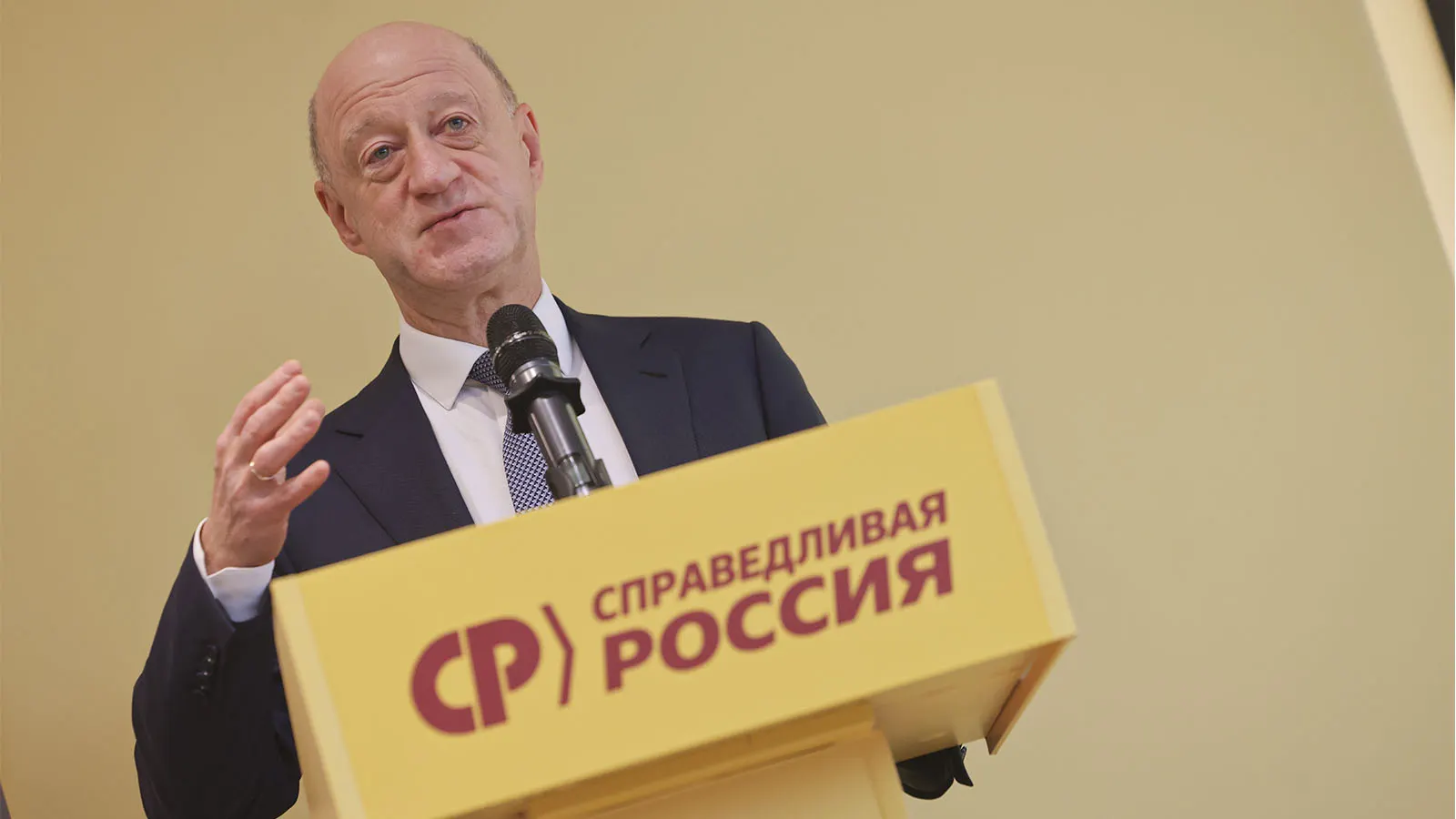 Партия обсуждает кандидатуру нового лидера на фоне слухов о состоянии Миронова и борьбы за контроль над будущей фракцией в Госдуме.