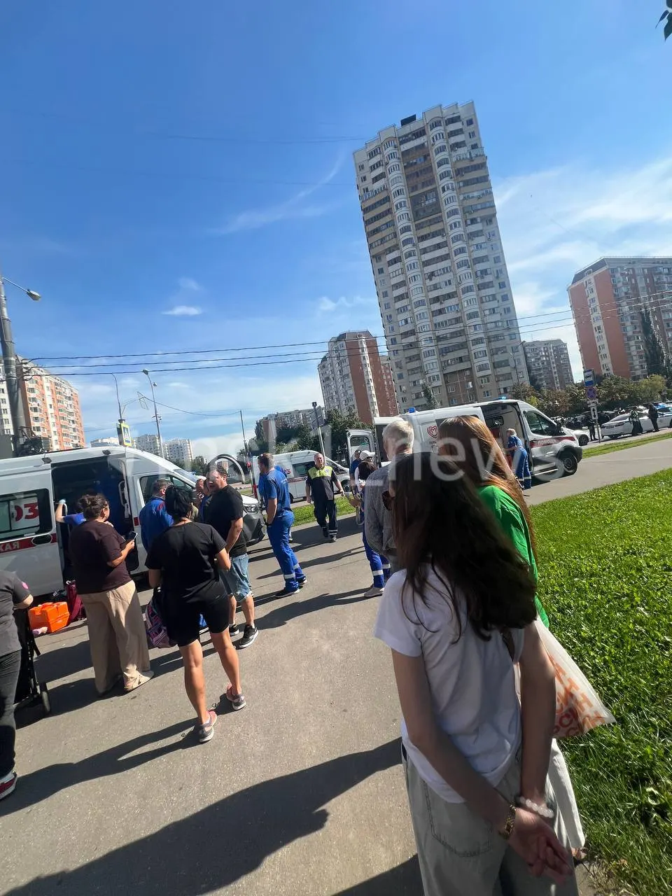 У медиков у храма в Москве произошло нападение: 29-летний мужчина ударил фельдшеров, пострадавшая получила черепно-мозговую травму и перелом основания черепа; напавший скончался. Есть сведения об огнестрельном ранении.