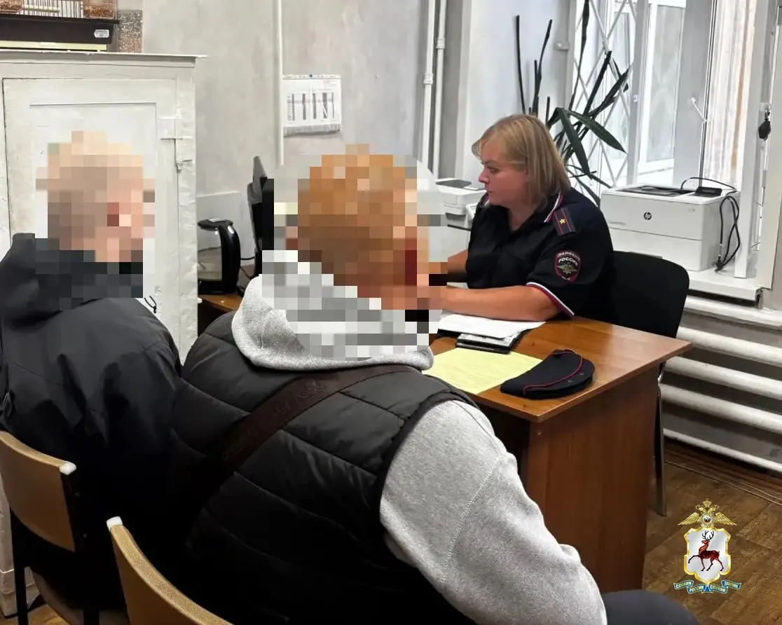 17-летний житель Нижнего Новгорода взял ракетницу у друга и выстрелил на площади Минина. За поведение подростка его вызвали в отдел, на отца блогера составили протокол за ненадлежащее выполнение родительских обязанностей.