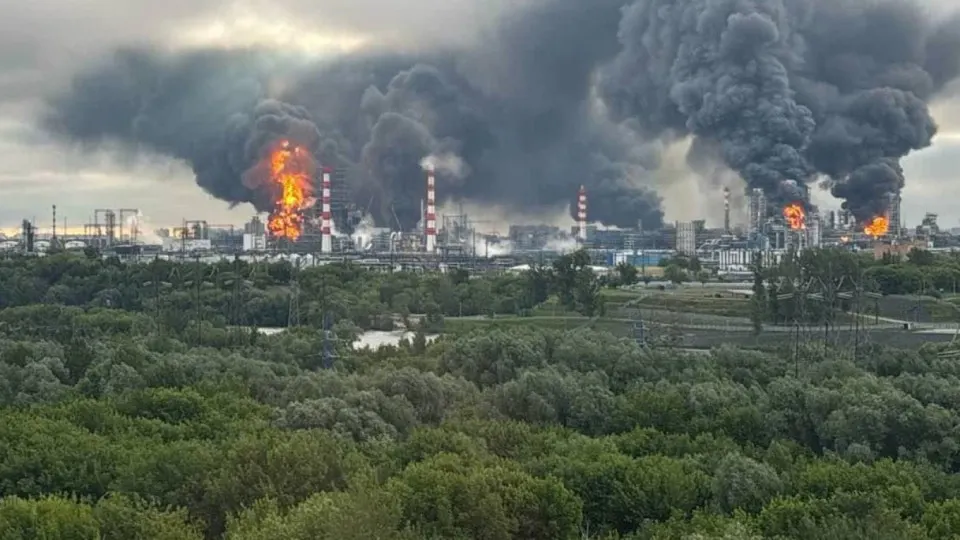 Серия ударов по нефтеперерабатывающим объектам подняла вопросы о энергетической безопасности и дипломатических шагах на фоне конфликта между Украиной и Россией.