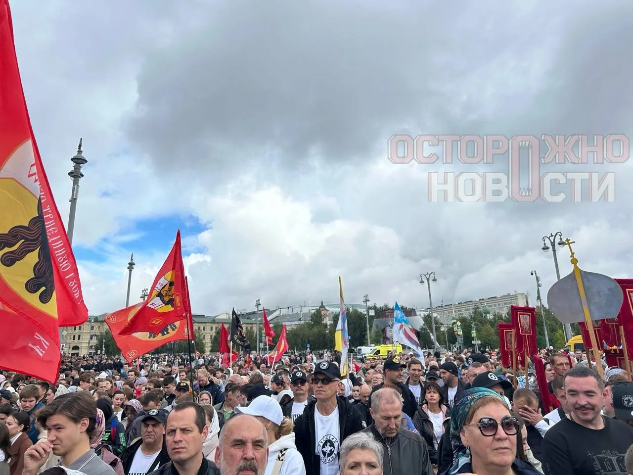 Около 20 тысяч человек приняли участие в крестном ходе; шествие возглавил патриарх Кирилл.