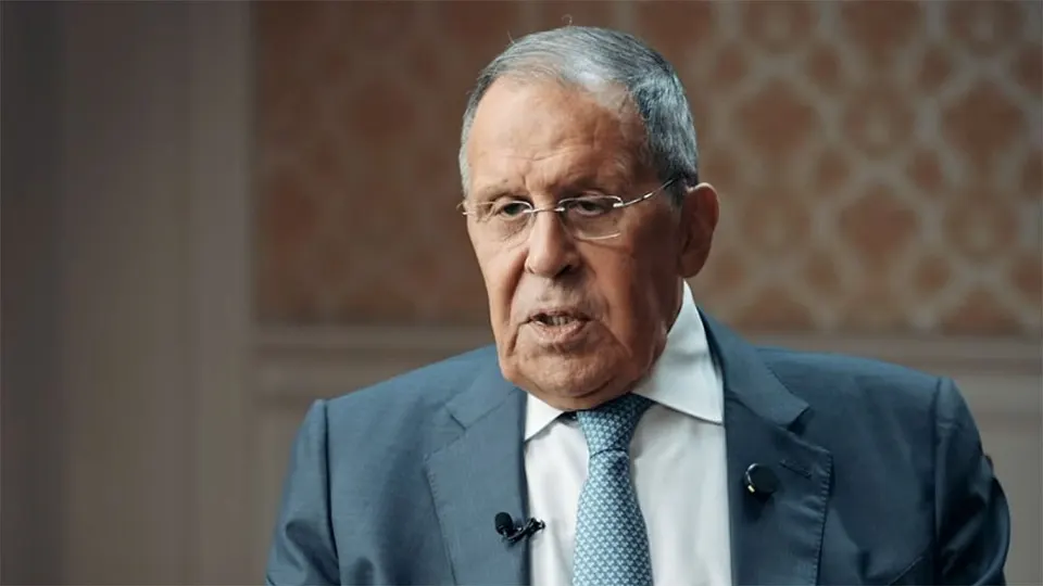 Лавров заявил, что Запад настаивает на победе на поле боя и не рассматривает мирные соглашения, в то же время США и союзники обсуждают возобновление переговоров. Зеленский сообщил о новых предложениях по деэскалации и возможной трехсторонней встрече.