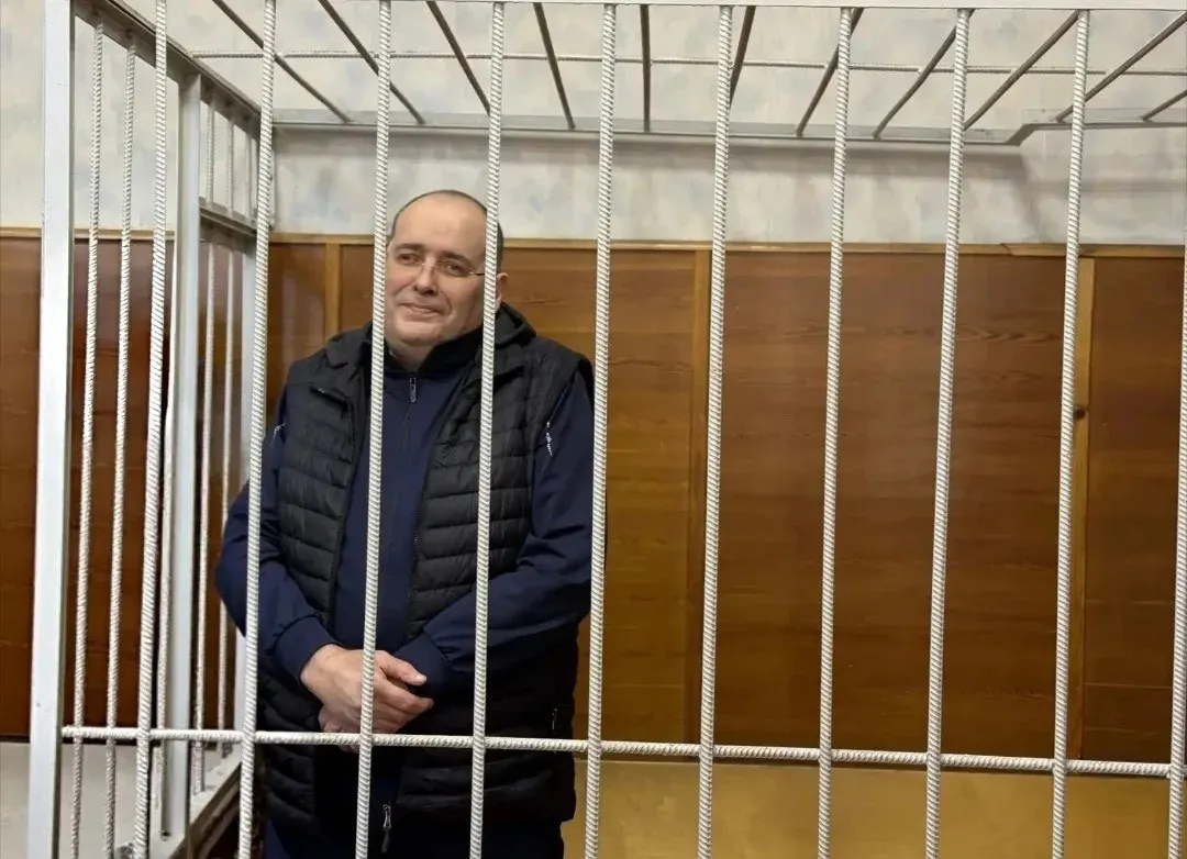 Бывший заместитель министра ЖКХ признан виновным в получении взятки. Суд вынес 9 лет колонии строгого режима и штраф около 8,82 млн ₽; с учётом предыдущего приговора общая мера — 14 лет, штраф почти 17 млн ₽. Общая сумма взяток — 4,41 млн ₽, лично получено не менее 2,7 млн ₽.
