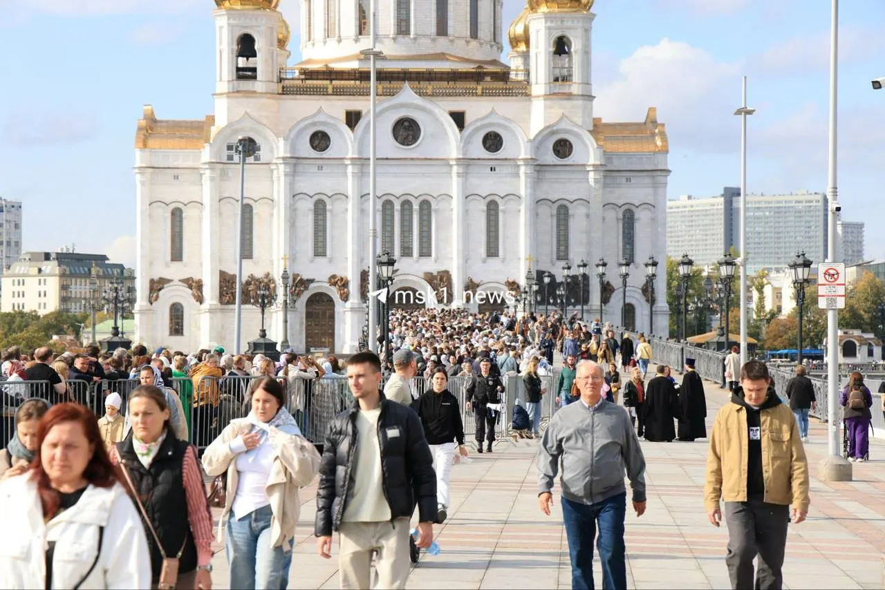 Верующие выстроились в очередь к мощам святителя Спиридона возле Храма Христа Спасителя.