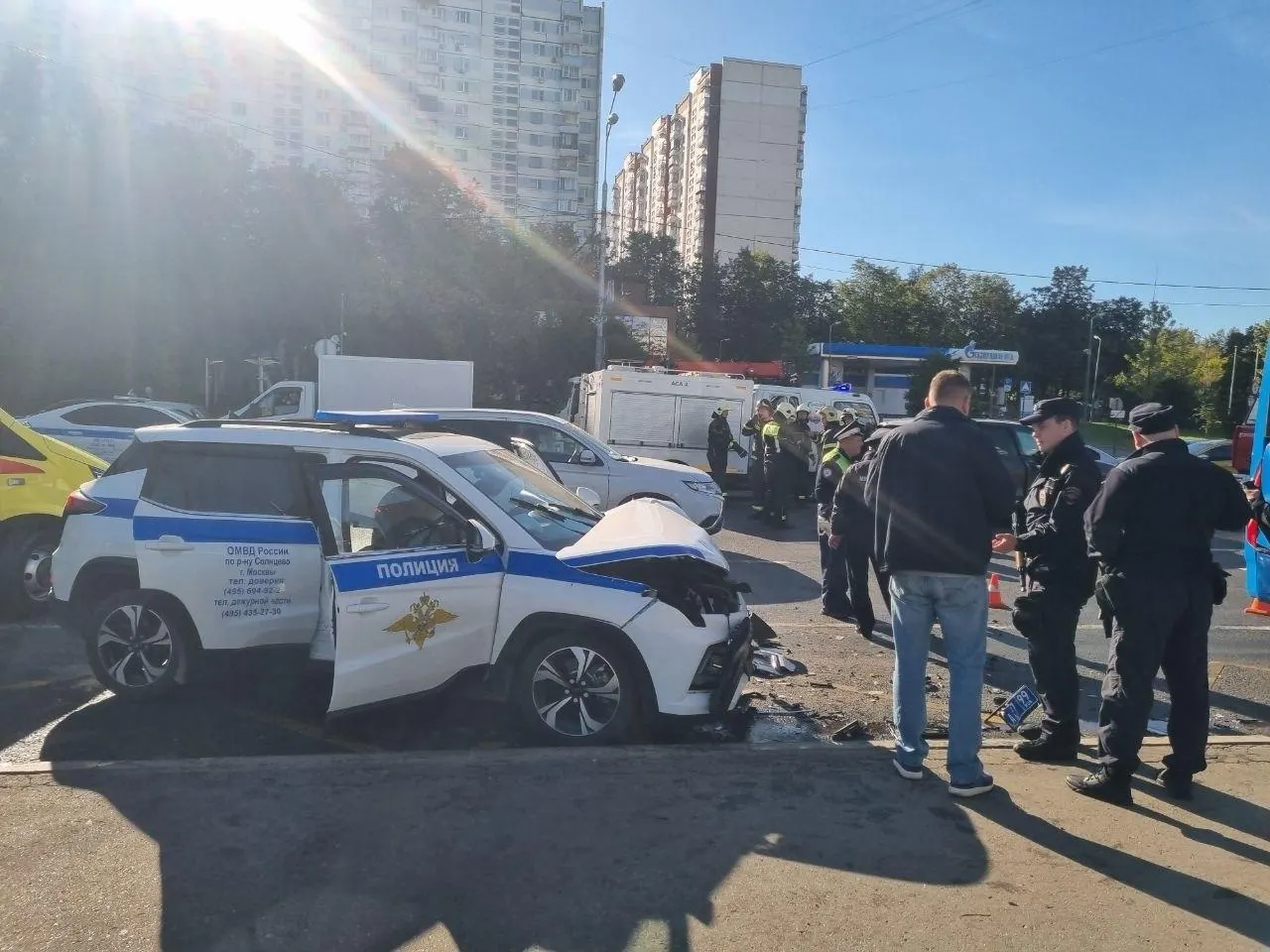 На Мичуринском проспекте произошло столкновение автобуса и двух легковых автомобилей, один из которых полицейский. Движение затруднено.