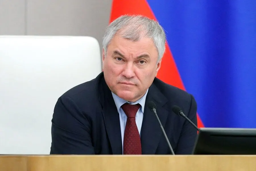 Спикер Госдумы Вячеслав Володин лидирует по Саратовскому округу с более чем 99% голосов после обработки первых протоколов; по федеральному списку «Единая Россия» — 57,54%, КПРФ — 9,27%, «Новые люди» — 7,96%. В Москве Единая Россия набирает 52,6%.