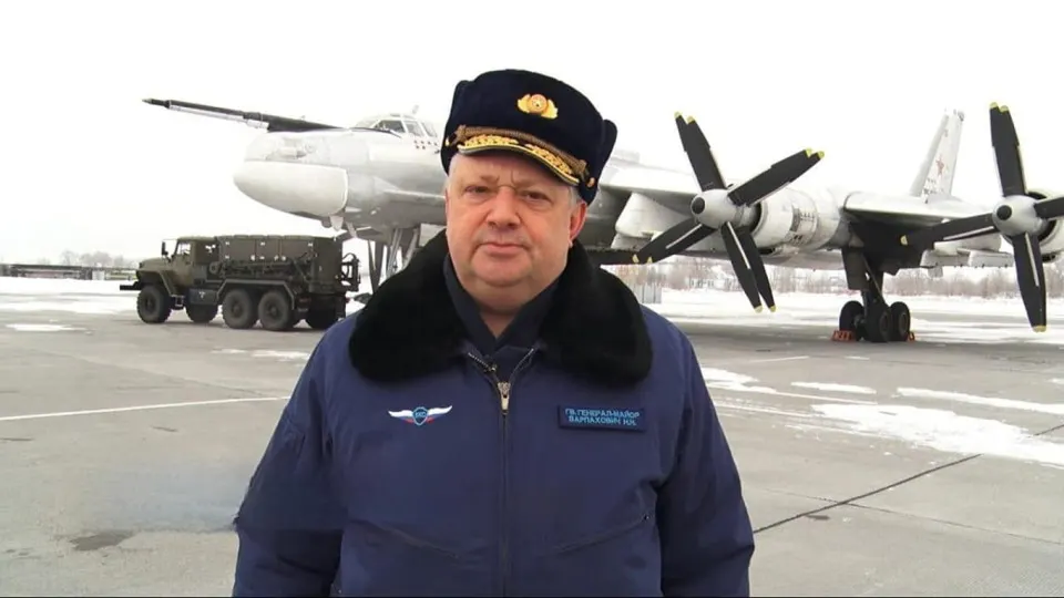 В Энгельсе Саратовской области произошло покушение на офицера Воздушно-космических сил; пострадали военнослужащий и водитель. Позже зафиксированы взрывы и нападения в Санкт-Петербурге, Москве и Севастополе.