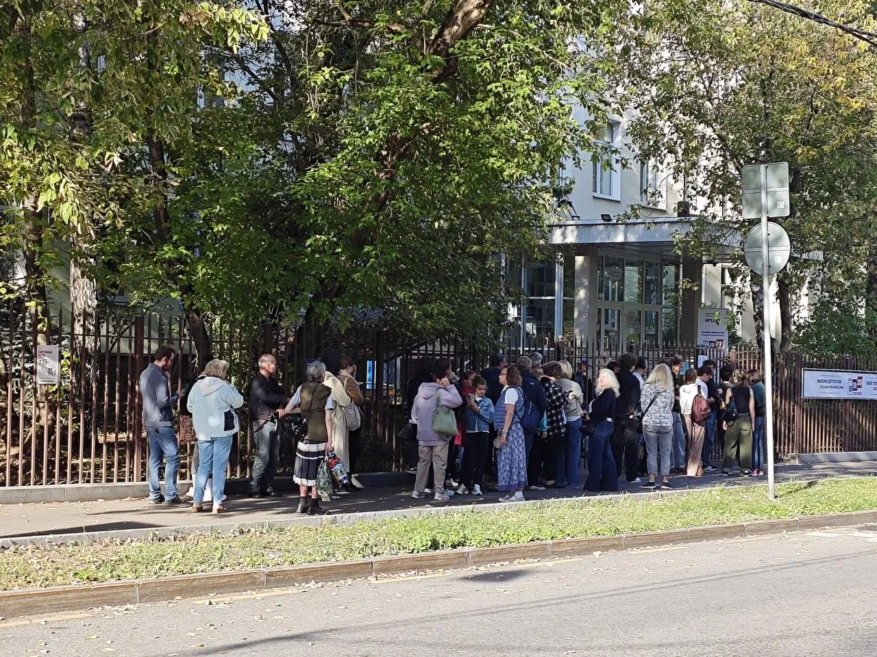 Читатели делятся рассказами о задержках у участков, ограничениях на выдачу бумажных бюллетеней, давлении на работников бюджета и технических сбоях ДЭГ в день голосования.