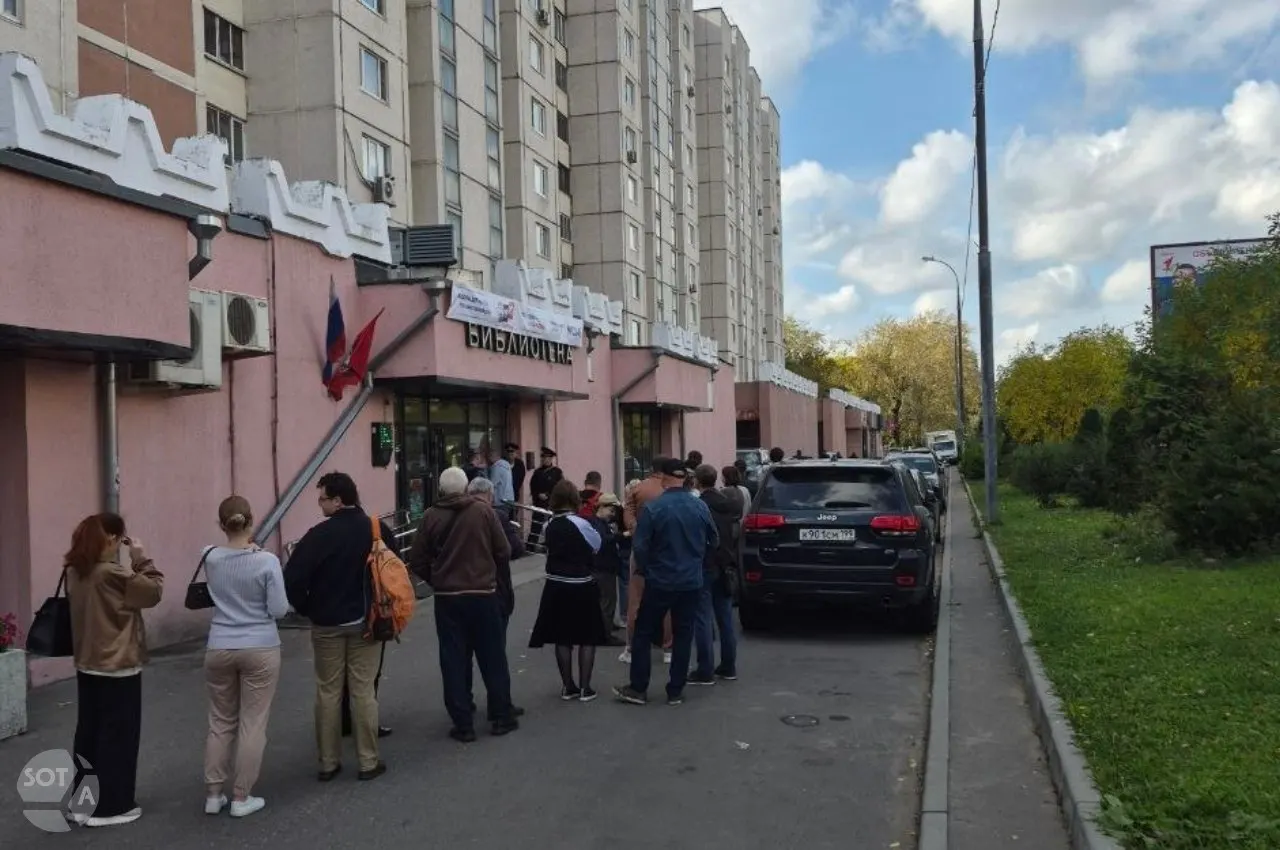 На отдельных участках Москвы наблюдаются перебои в работе электронных списков и выдаче бюллетеней, что задерживает голосование.