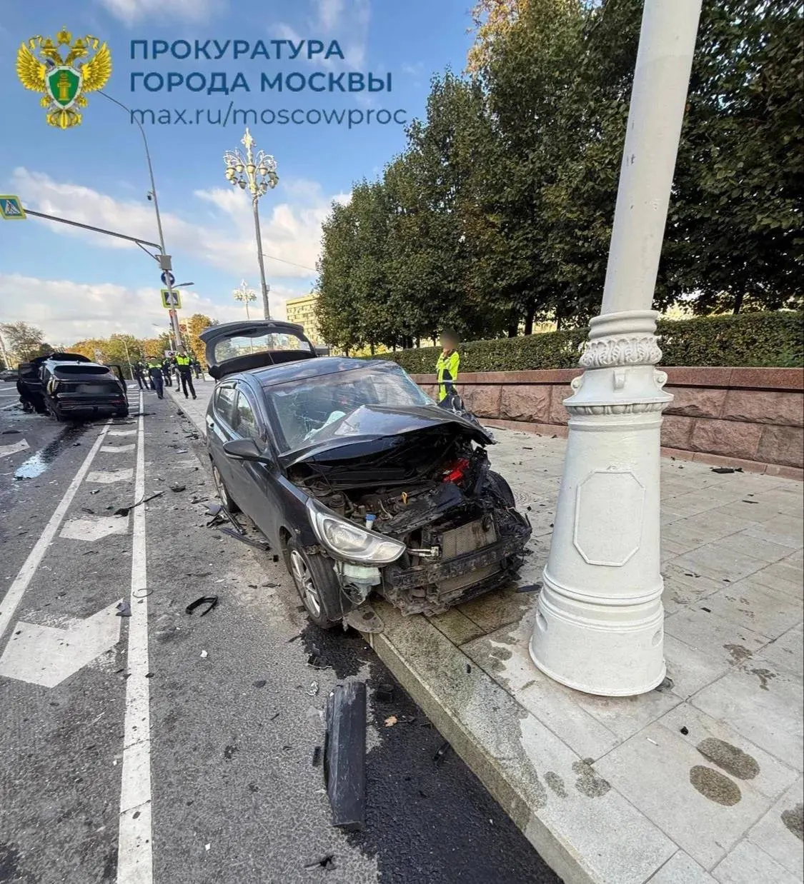 В утреннем ДТП на Пушкинской площади пострадали гражданин Дании, его супруга и их восьмилетняя дочь; водитель «Соляриса» тоже получил травмы.