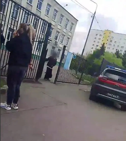 Подросток с особенностями здоровья попытался напасть на педагога в школе; охранник нейтрализовал нападавшего. У учителя — поверхностные травмы.