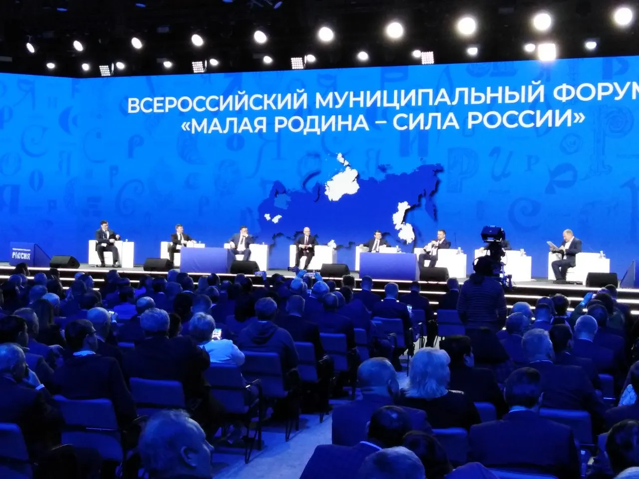 Указ устанавливает ежегодное проведение форума и церемонии награждения представителей муниципальных сообществ; организацию возложили на Сергея Кириенко и Всероссийскую ассоциацию развития местного самоуправления.