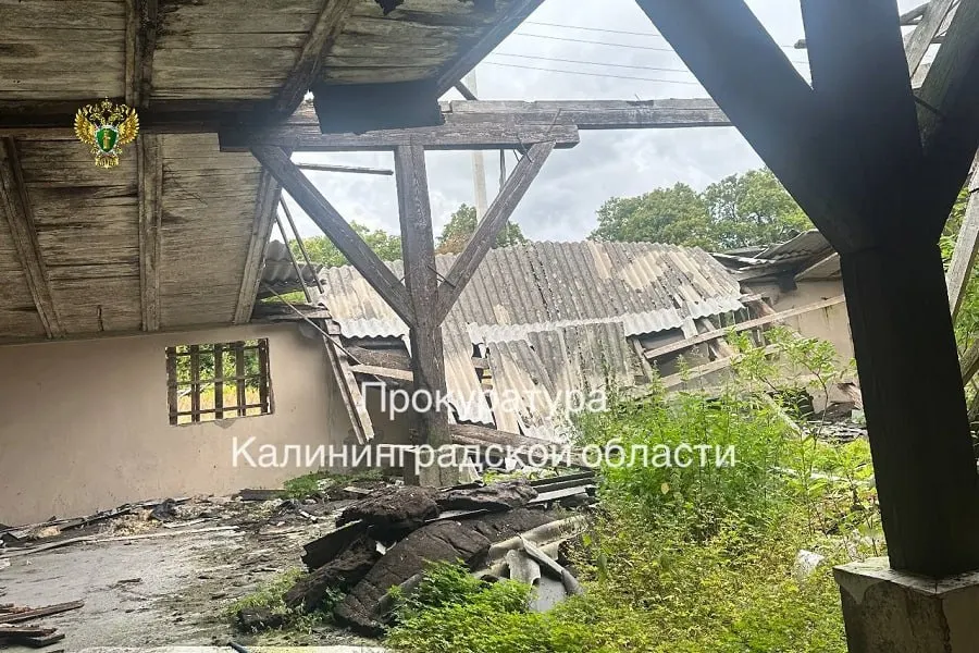 Прокуратура подала иск об ограничении доступа к аварийному зданию в поселке Романово из-за угрозы безопасности граждан.