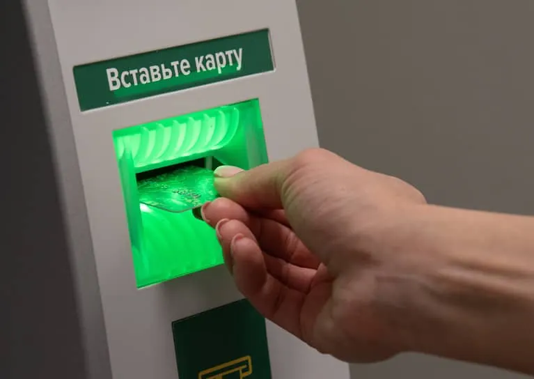 Правила блокировки счетов могут расшириться: банки будут временно приостанавливать транзакции при частичном совпадении сведений клиентов с данными лиц, чьи средства замораживаются.