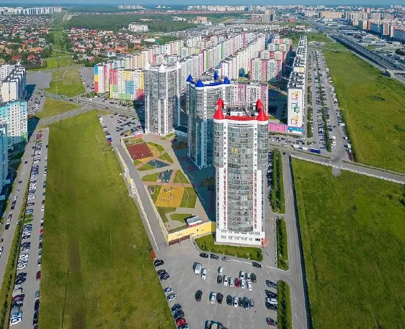 В микрорайоне Ново-Патрушево в Тюмени четвертым классам не нашлось места в единственной школе, что обнажило проблемы с инфраструктурой района и дальнейшими маршрутами детей.