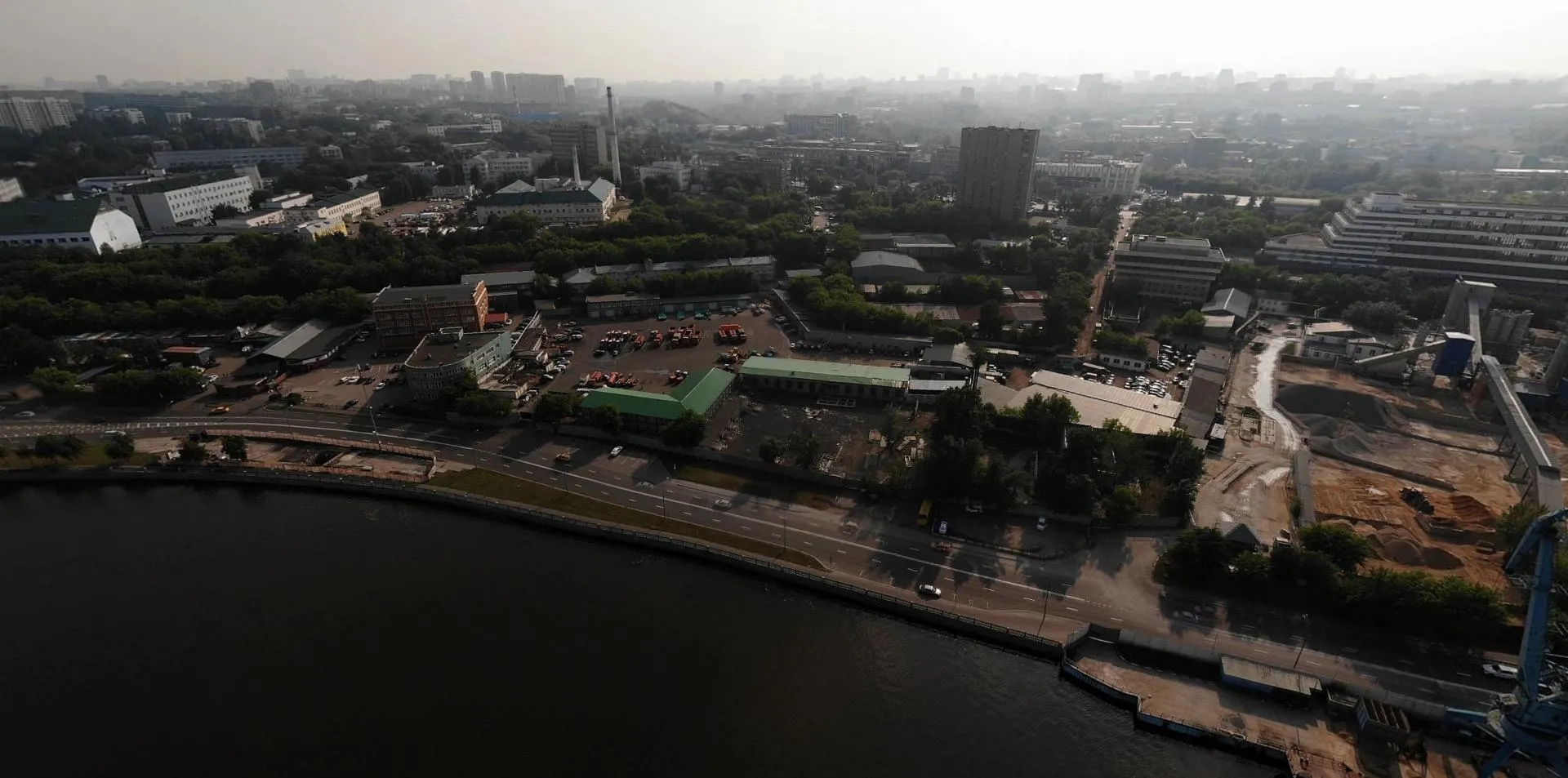 На территории Нагатинской набережной запланированы снос 38 зданий и освобождение 443 тыс. кв. м под застройку: жилые дома, детский сад и школа; история фабрики насчитывает почти век.