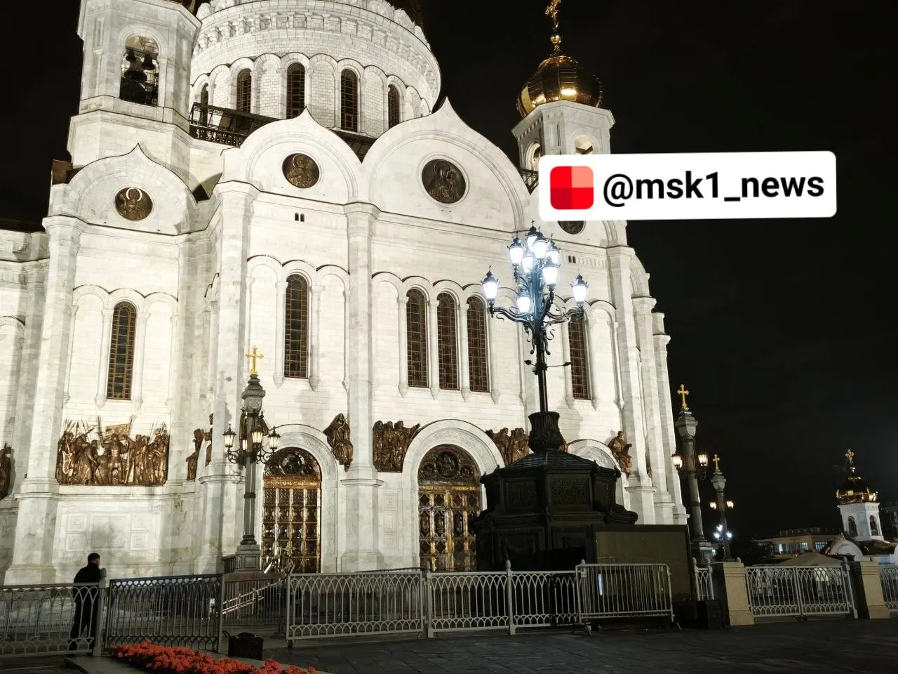 Москвичи выстраиваются у входа к храму перед открытием в 8:00, территория вокруг готовится: ограждения выставлены, дворники ежедневно подметают площадь.