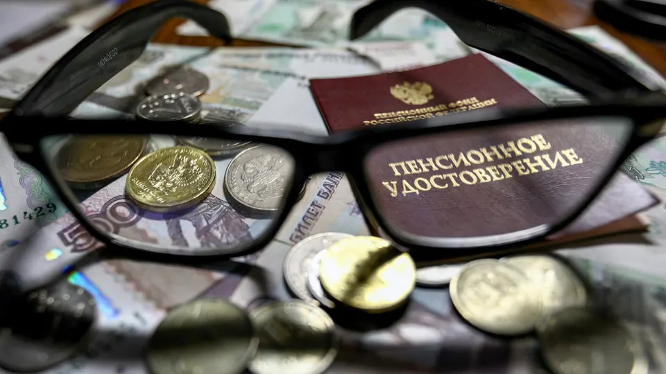 После публикаций о возможной пенсионной реформе власти ввели штрафы за распространение спорной информации; рассматриваются последствия для бюджета и демографии.