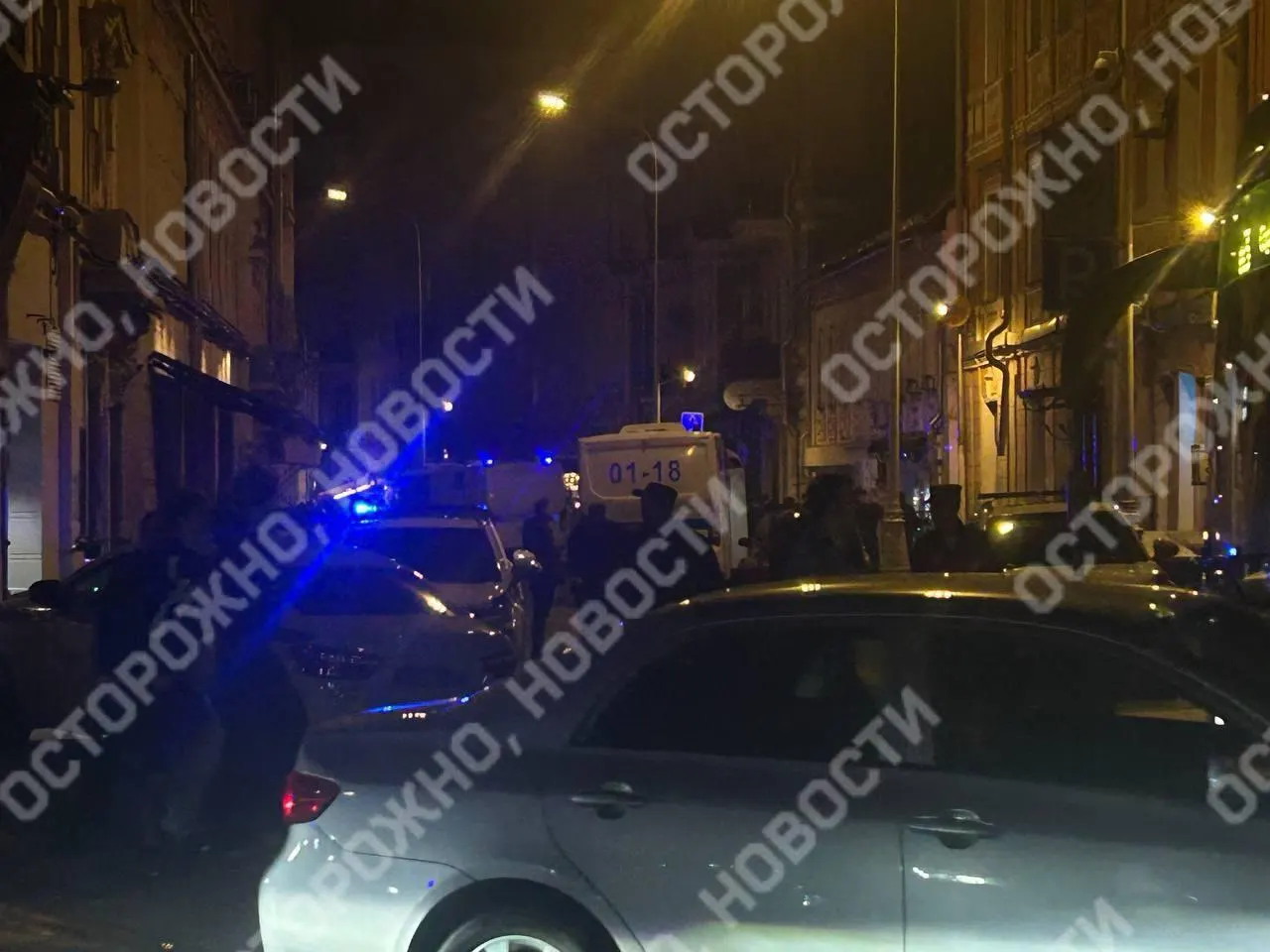 Полиция вывела посетителей из московского клуба на Покровке и отменяла запланированное мероприятие; задержаны несколько человек.