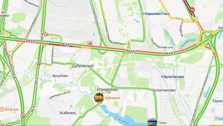 Движение на внешнем участке МКАД перекрыто. Пробка достигает около 5 км; рекомендуется выбирать обходные маршруты.