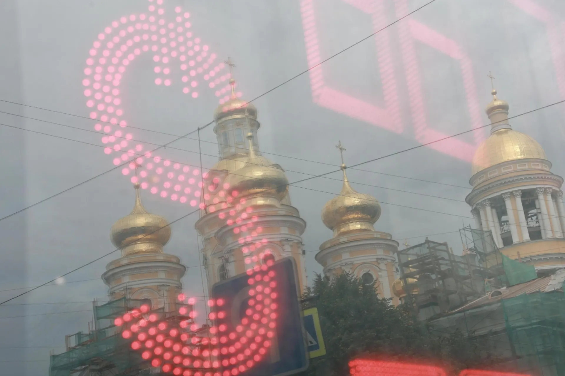 За лето рубль ослаб к доллару примерно на 25%; эксперты объясняют перспективы и что ждать дальше.