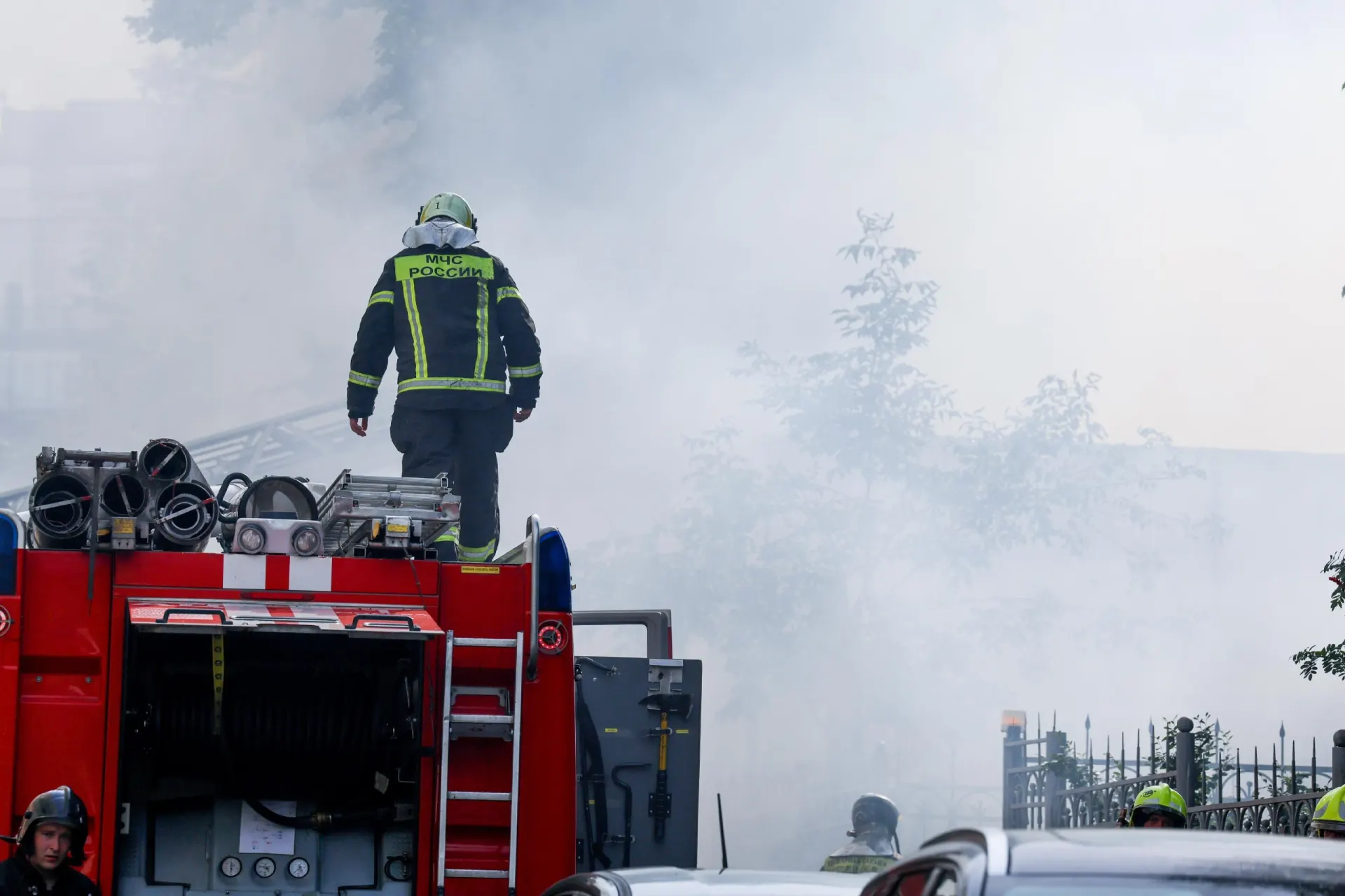 Беспилотники атаковали Москву и Санкт-Петербург; в порту возник пожар, детали инцидента уточняются.