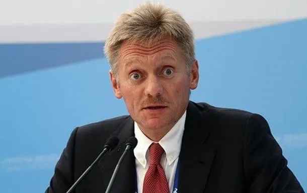 Пресс-секретарь заявил, что в России журналистам доступ не ограничивают, в то время как в США применяются ограничения.