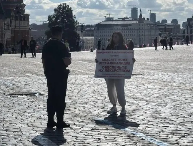 Мужчина задержан после того, как сфотографировал супругу у Кремля; семья почти год борется за назначение оригинального лекарства Спинраза для дочерей; региональные власти спорят о замене на отечественный аналог.