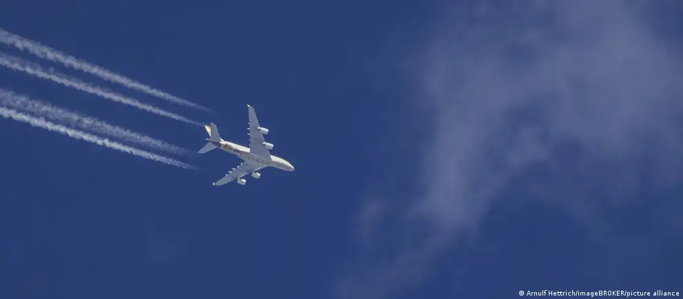 Киев предупреждает ICAO об угрозах для гражданской авиации на фоне применения беспилотников и задержек рейсов в России.