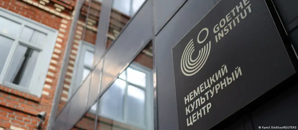 Статья освещает закрытие немецкого культурного центра в России и влияние на образование, культуру и межгосударственные отношения между Россией и Германией.